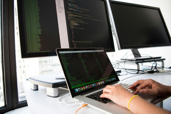 華人拳擊手周潤琪在澳大利亞遭毆打，被錐子扎頭險喪命，本人發聲:金屬制品廠
