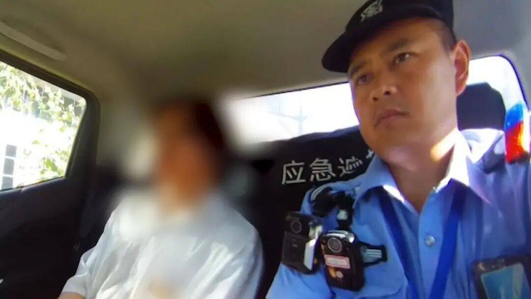 上海一男子去銀行轉賬70萬元，被當場識破刑拘，這事千萬干不得:金屬制品廠
