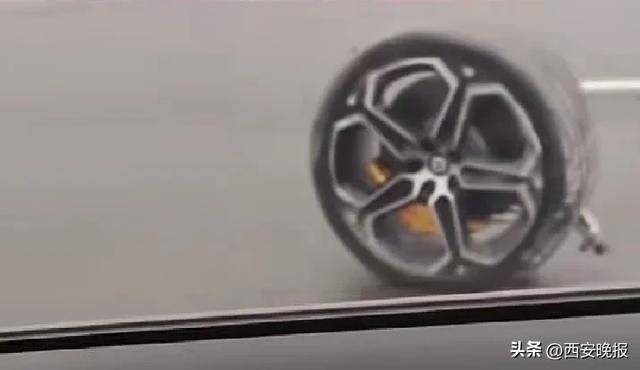 武漢一小米SU7失控撞倒護(hù)欄，沖向?qū)γ孳嚨溃笄拜嗆囕S斷裂輪胎脫落10米開外，小米回應(yīng):金屬制品廠
