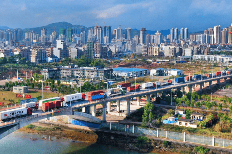 廣西東興國企總經理被指“出軌抓現行”，已免職！9月曾現身:金屬制品廠
