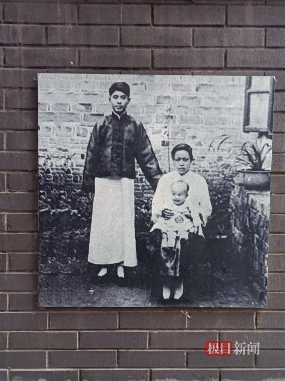 楊振寧逝世<strong></p>
<p>金屬制品廠
</strong>,實探其出生地合肥四古巷:墻上掛著楊先生多幅照片,居民稱為他自豪:金屬制品廠